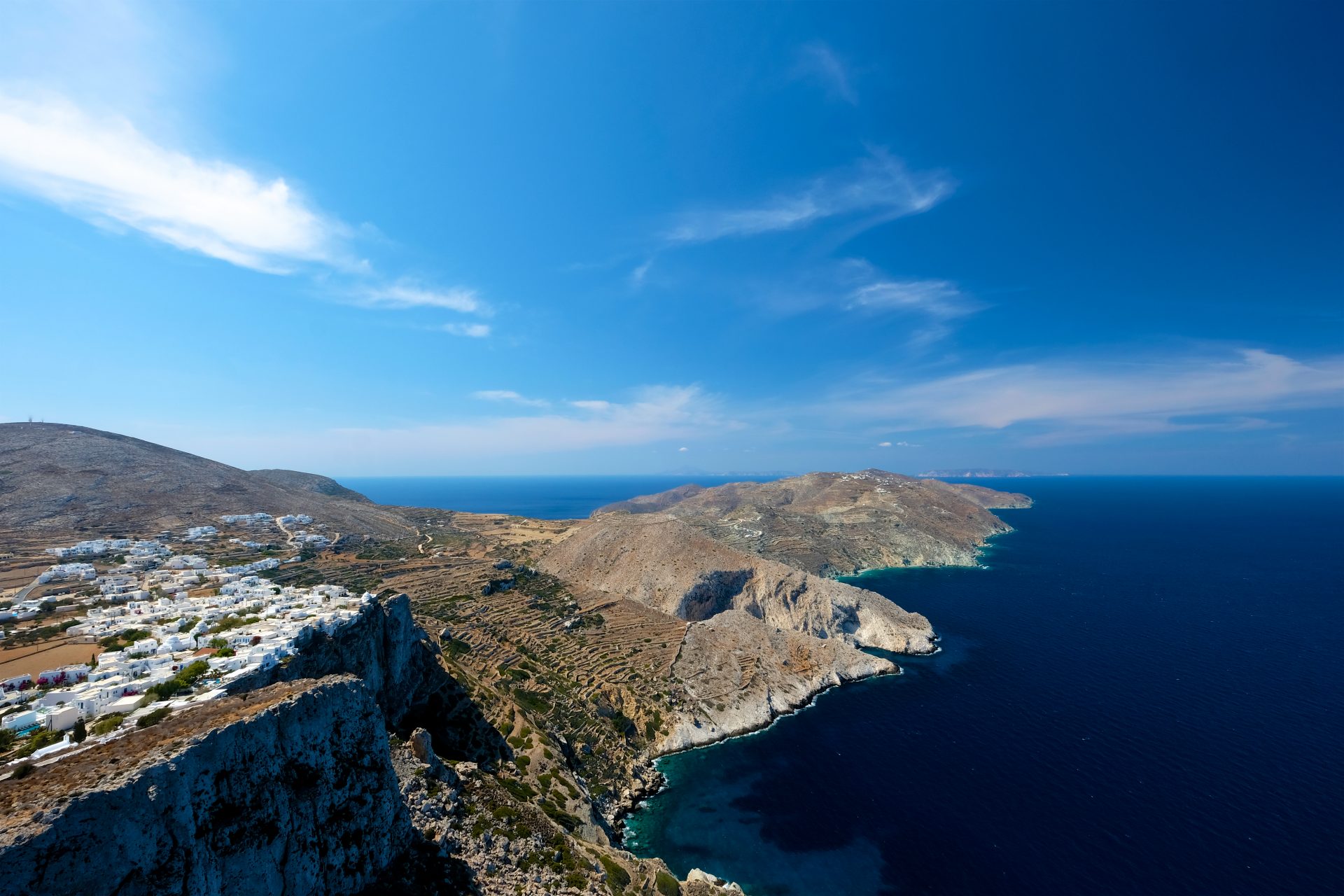 <p><strong>Où ? </strong>Dans les Cyclades, entre Milos et Sikinos.</p> <p><strong>Comment s'y rendre ? </strong>En bateau depuis le port de Pirée et depuis les autres îles des Cyclades.</p> <p><strong>Que faire sur cette île ? </strong>Se détendre sur ses plages, faire des randonnées, visiter à pied ses trois villages.  </p>