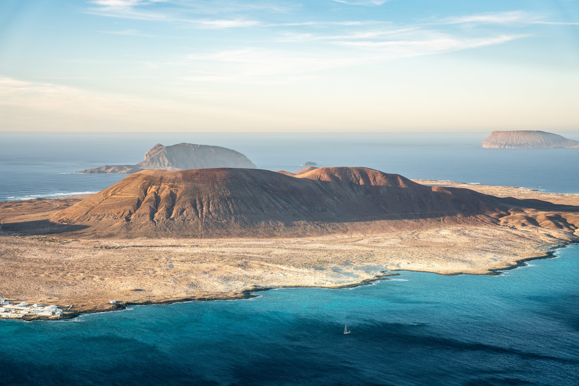 <p><strong>Où ? </strong><br> Dans l'archipel de Chinijo, au nord de Lanzarote dans les Îles Canaries.</p> <p><strong>Comment s'y rendre ?<br> </strong>Depuis le port d’Órzola sur l'île de Lanzarote.</p> <p><strong>Que faire sur cette île ?<br> </strong>Découvrir ses plages paradisiaques, observer des oiseaux rares, faire de la plongée sous-marine, faire une excursion en catamaran, faire du surf.</p>