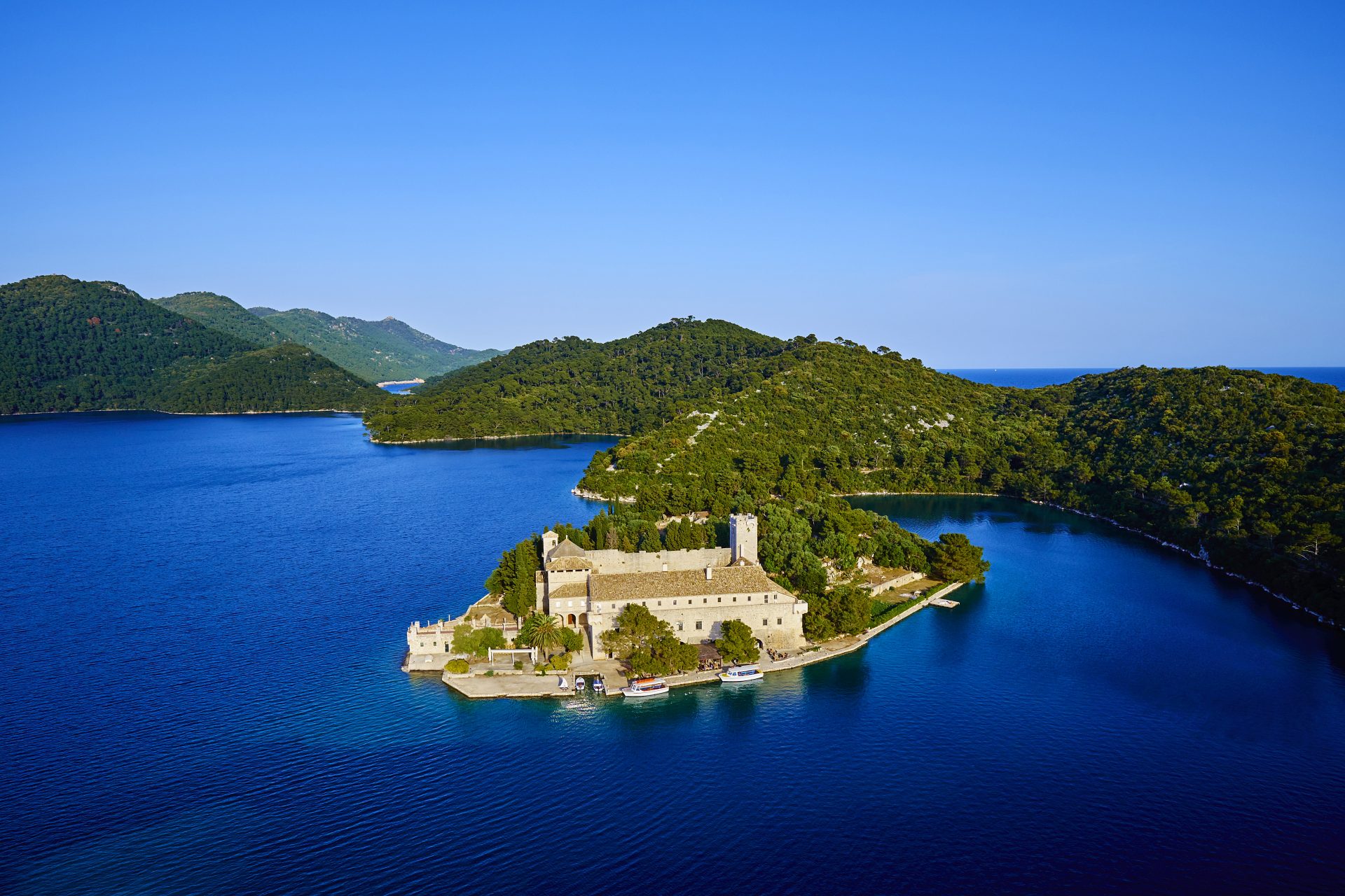 <p><strong>Où ?<br> </strong>Dans la Mer Adriatique, au large de Dubrovnik.</p> <p><strong>Comment s'y rendre ?<br> </strong>En bateau depuis Dubrovnik.</p> <p><strong>Que faire sur cette île ?<br> </strong>Explorer son parc national, ses lacs et ses plages, visiter le village d'Okuklje.</p>
