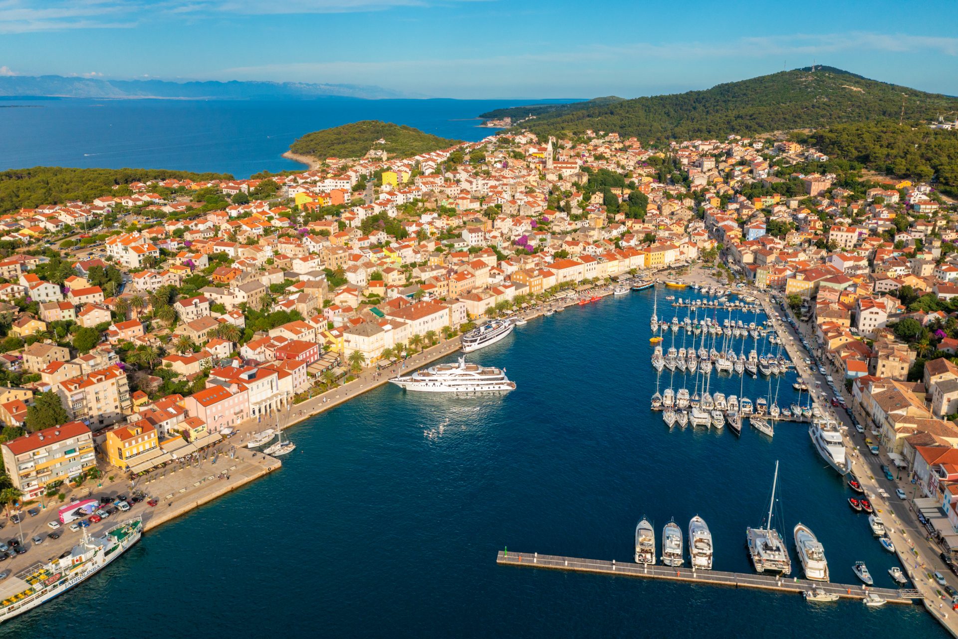 <p><strong>Où ?<br> </strong>Dans la Mer Adriatique, dans la baie de Kvarner.</p> <p><strong>Comment s'y rendre ?<br> </strong>En voiture depuis l'île de Cres, en ferry depuis Zadar, Pula, Rijeka.</p> <p><strong>Que faire sur cette île ?<br> </strong>Se baigner dans ses eaux transparentes, visiter ses villages comme Veli Losinj et Sv Jakov, admirer un magnifique coucher du soleil depuis le Providenca Tematski Vidikovac.</p>