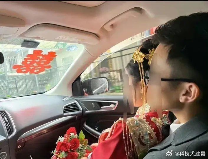 新娘與新郎一起擠在副駕駛座。（圖／翻攝自微博）