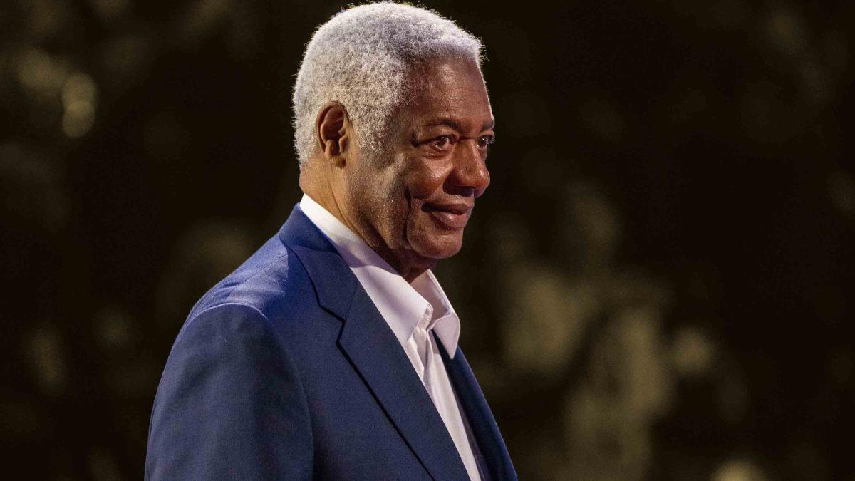 oscar robertson claims that a 1960 'dream team' would beat the 1992 dream team in a hypothetical showdown: 