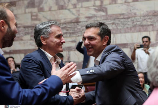 ΣΥΡΙΖΑ: Παρών ο Τσίπρας στην ομιλία Κασσελάκη – Τα χειροκροτήματα από βουλευτές και τα «πηγαδάκια»