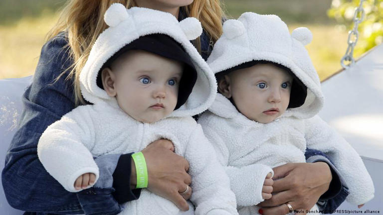 Genetic variants that increase the chances of having twins may also increase with aging