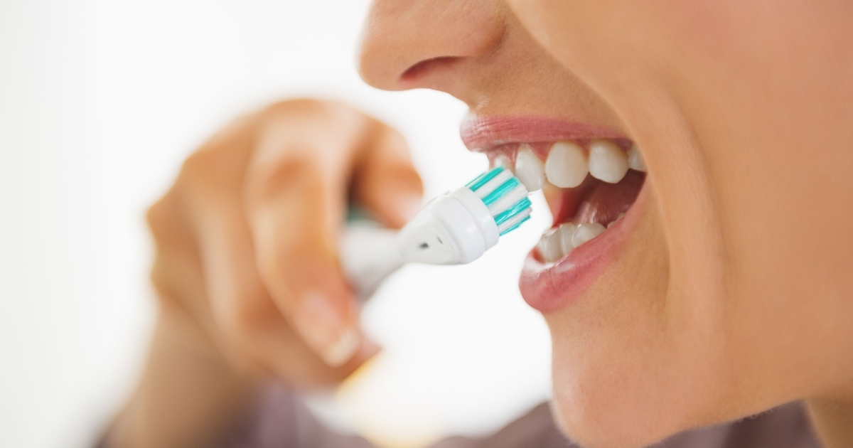 tandläkare avslutar debatten: ska man borsta tänderna före eller efter frukosten?