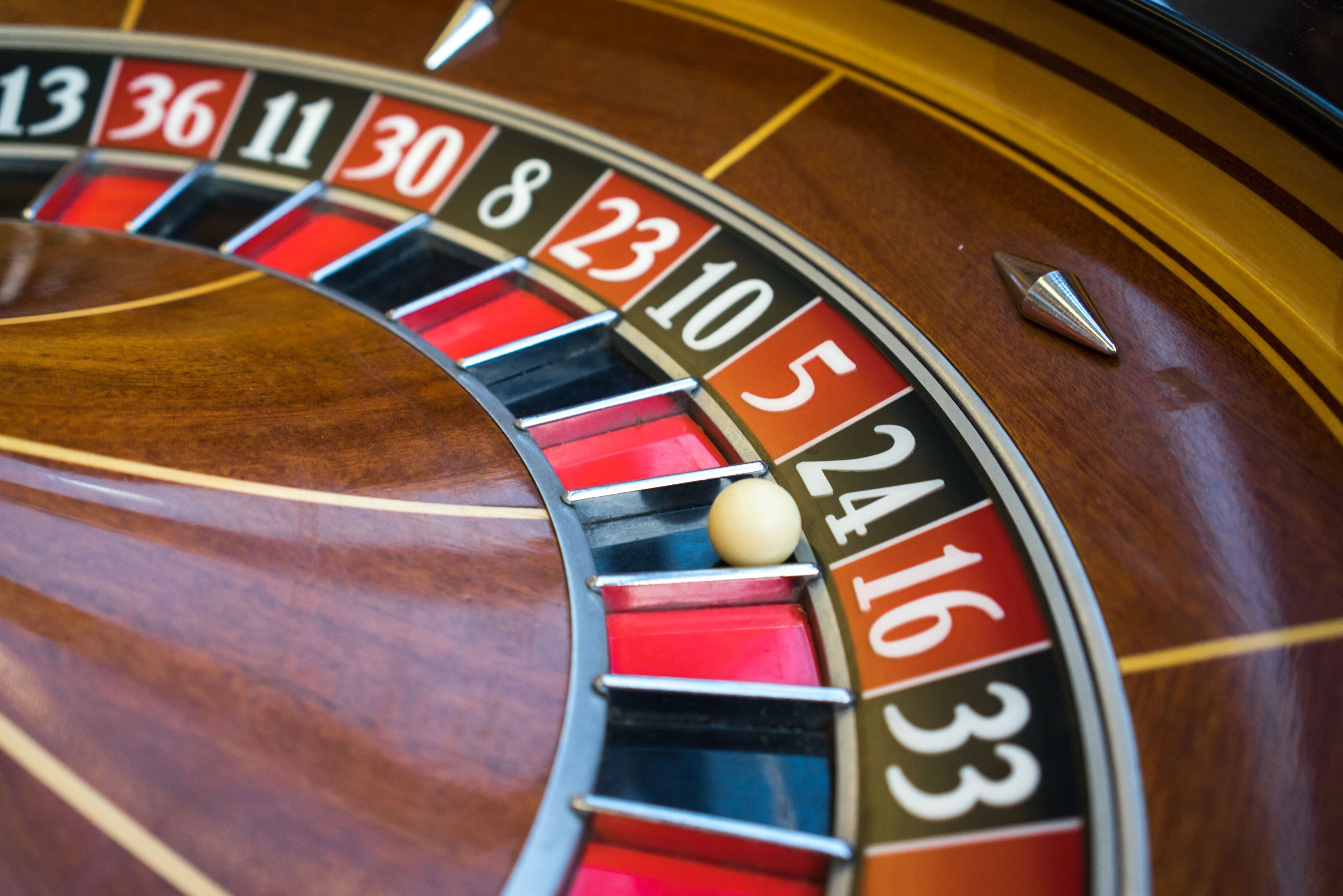 Roulette vs. Рулетка казино. Колесо рулетки. Колесо рулетки казино. Рулеточный стол в казино.