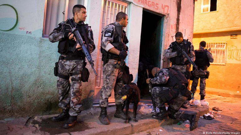 Policiais no Complexo da Maré no Rio de Janeiro. Avanço de políticos oriundos de forças de segurança na política tem riscos, avaliam especialistas