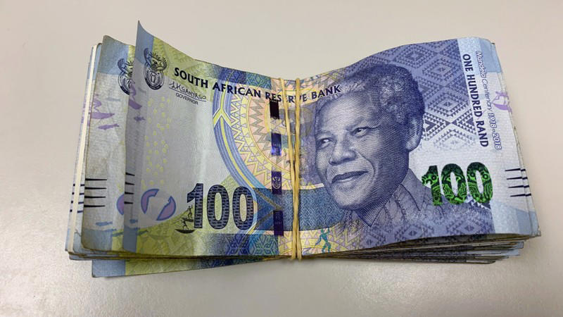 rand remains stable after da jilts anc at the alter