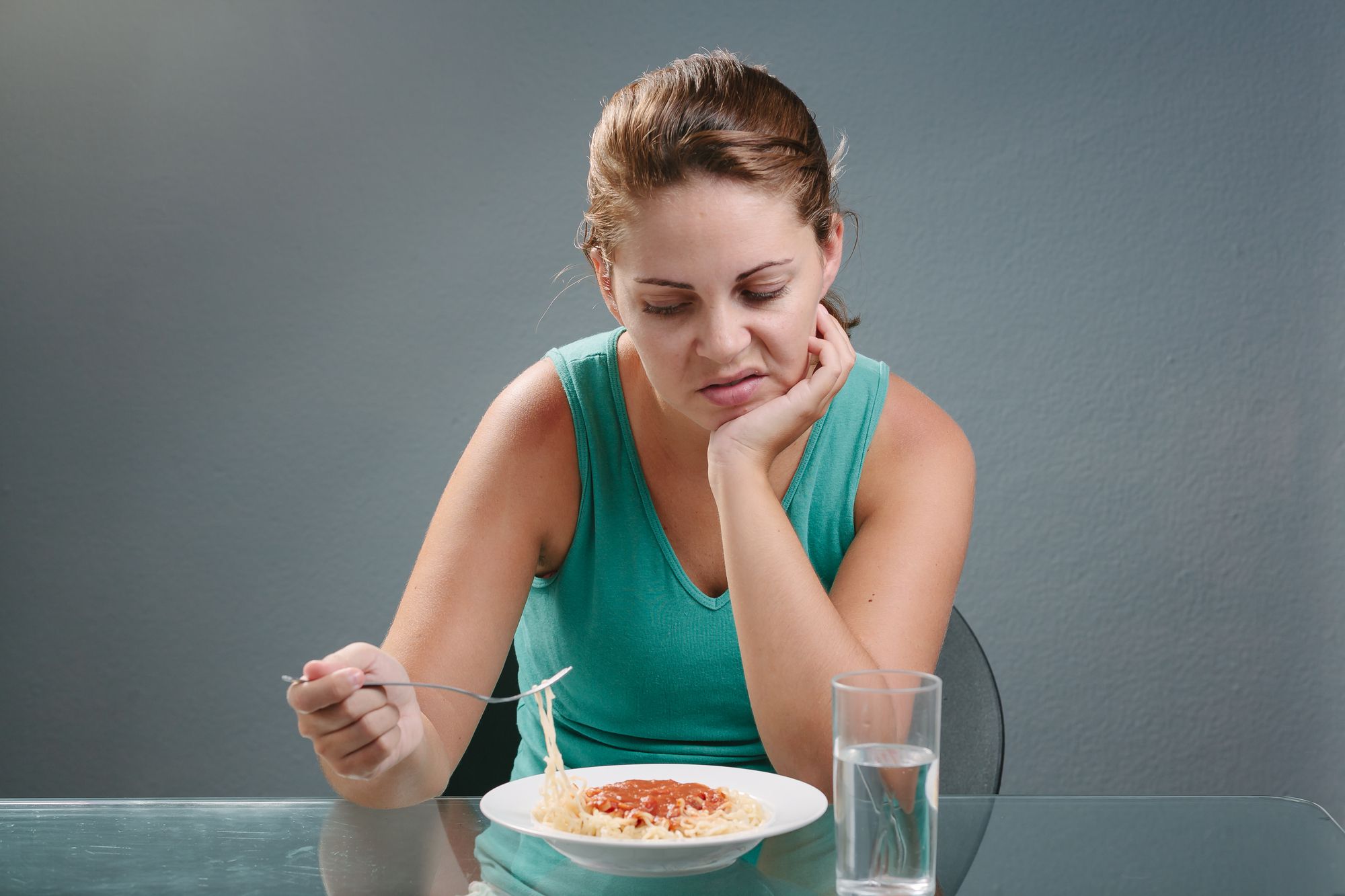 Сонливость после еды причины. Ухудшение аппетита. Снижение аппетита. Потеря аппетита симптомы. Отказ от завтрака.