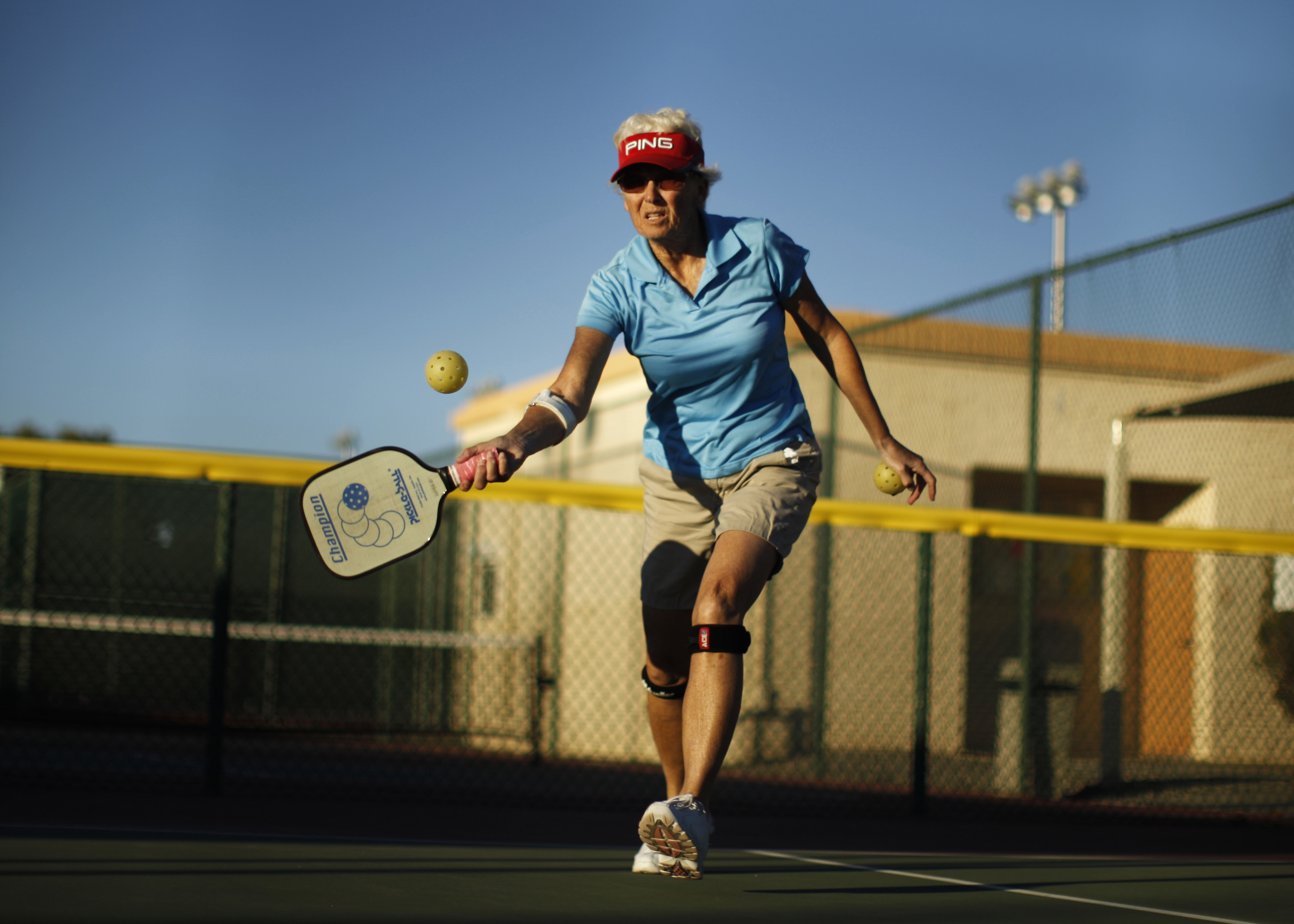 Pickleball. Пиклбол. Тренер большого тенниса. Pickleball Paddle. Фото пенсионеров с ракетками.