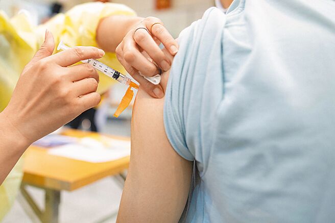 高雄20多歲男子接種AZ新冠疫苗後，出現紫斑，診斷為免疫性血小板低下疾病，且合併重度障礙，經審議核予300萬元救濟金。圖為示意非本人。（本報資料照片）