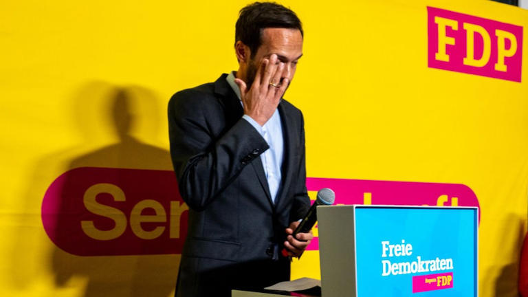 Das war's dann wohl: Martin Hagen, Landtagsvorsitzender der FDP in Bayern, tritt nach einem für seine Partei enttäuschenden Ergebnis bei einer Wahlparty in München auf.