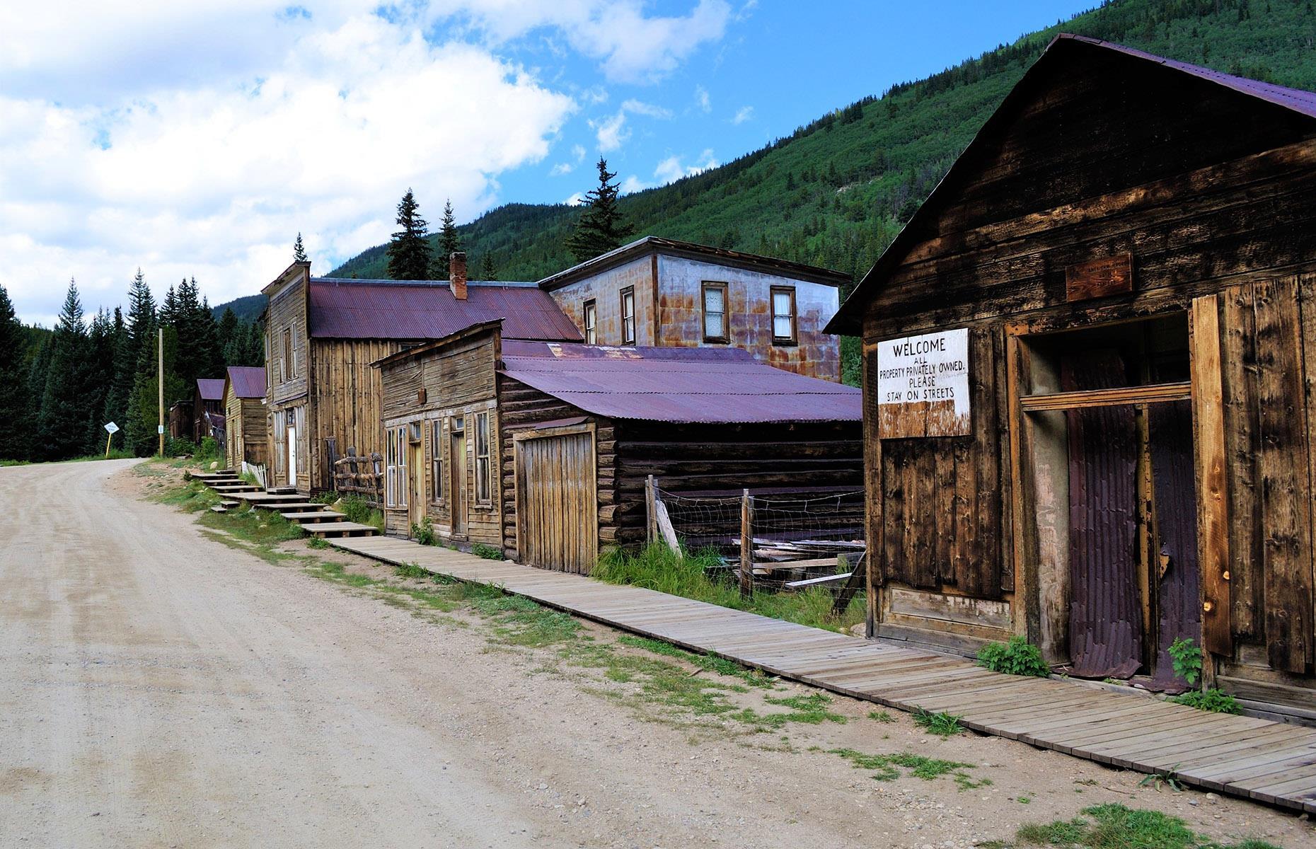 America is thick with ghost towns, from long-forgotten mining camps abandoned in a hurry to moldering former villages wrecked by fire or flood. But which state has the most? Geotab has mapped the USA's ghost towns from coast to coast – so read on to discover where America's deserted settlements can be found and learn some fascinating history along the way.