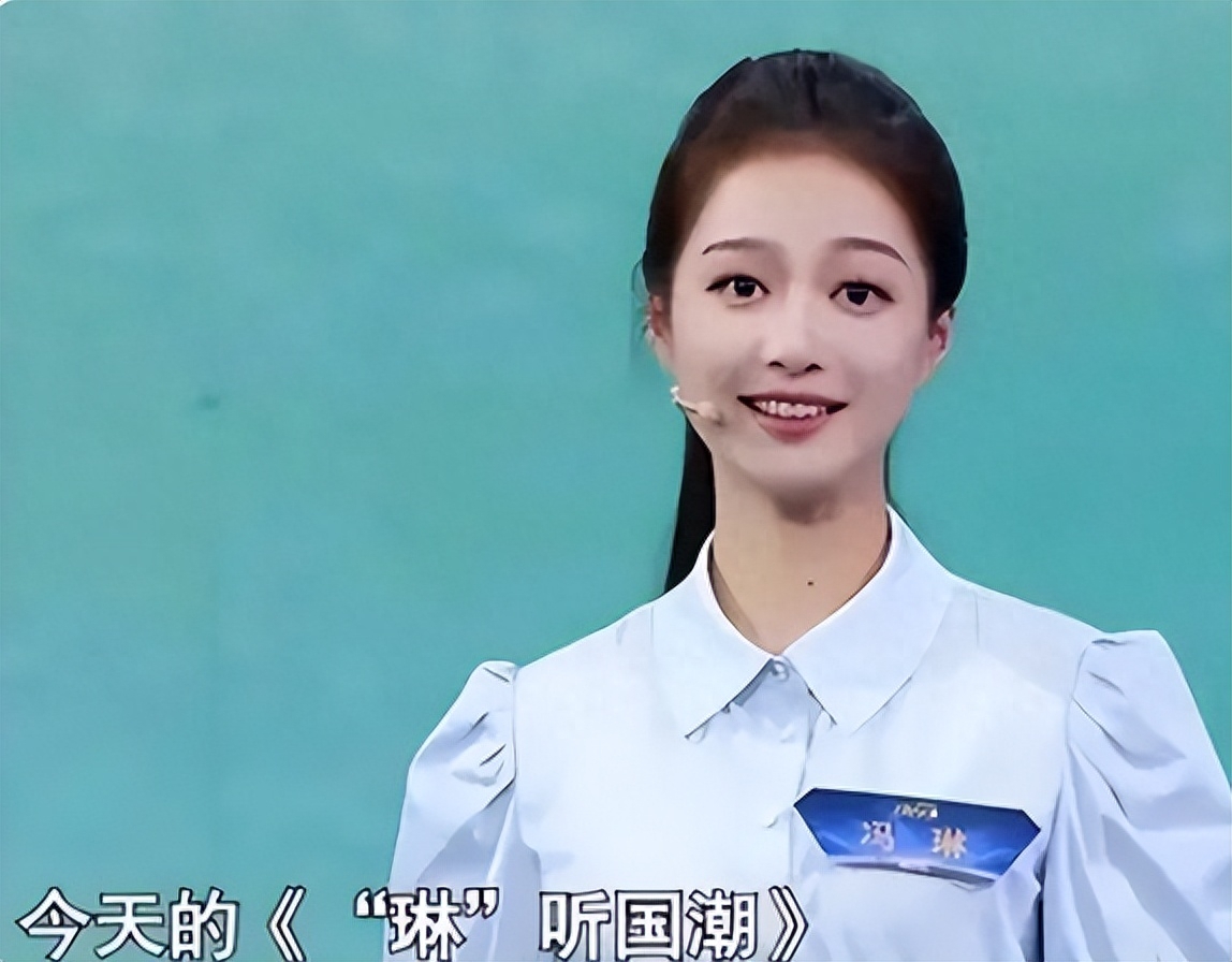 四名领诵员之一的冯琳 是红船故里姑娘 中国传媒大学的女大学生_女孩