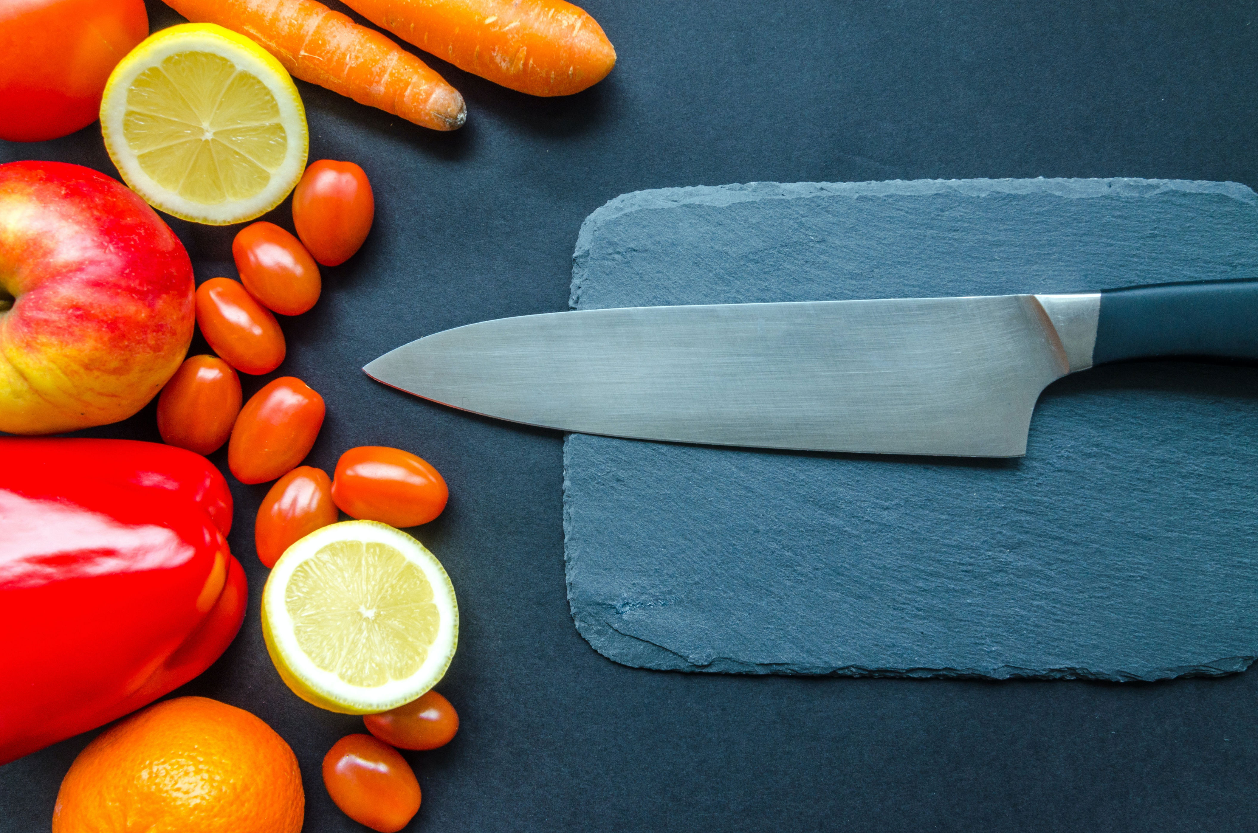 Колющий нож. Разделочная доска с ножом. Нож для еды. Нож для овощей. Нож фрукт.