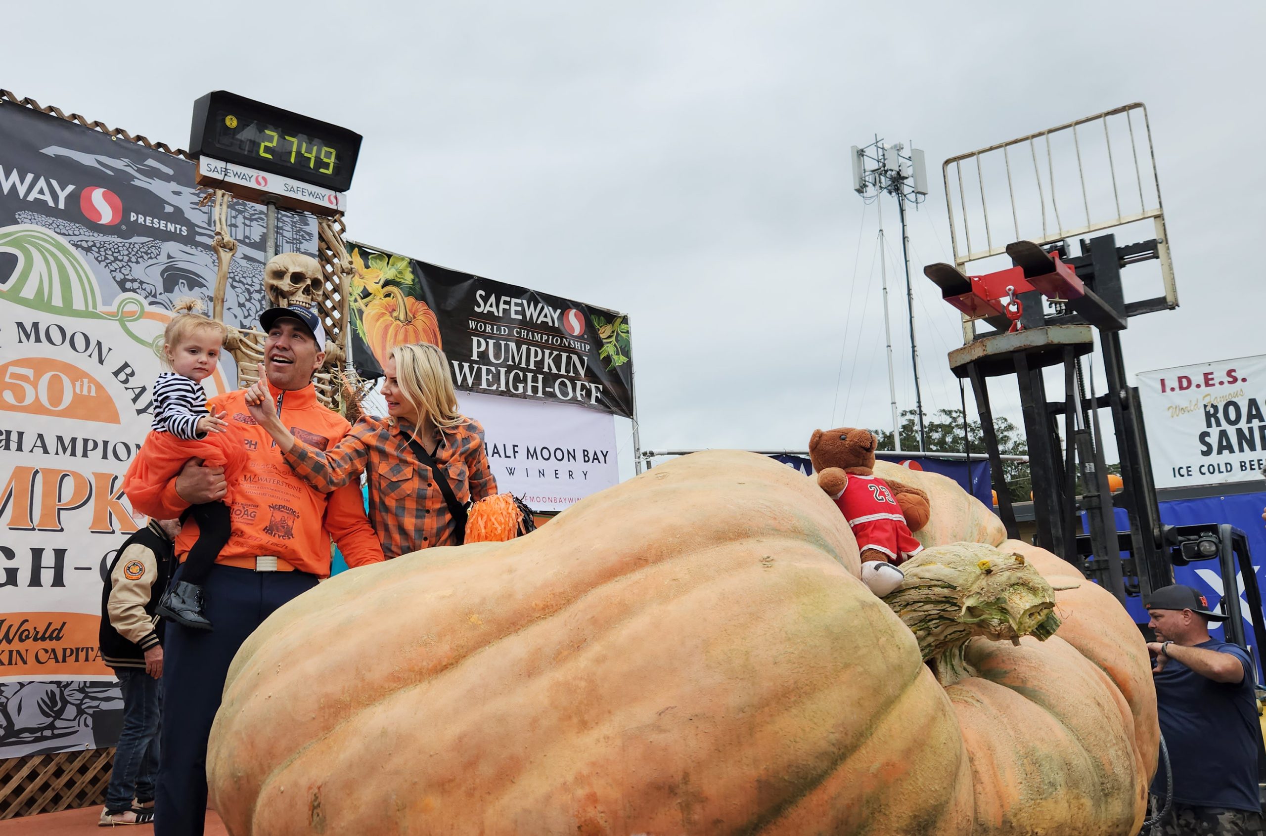 Oh My Gourd 2 749 Pound Pumpkin Wins Half Moon Bay Weigh Off Sets New   AA1hWVHK.img