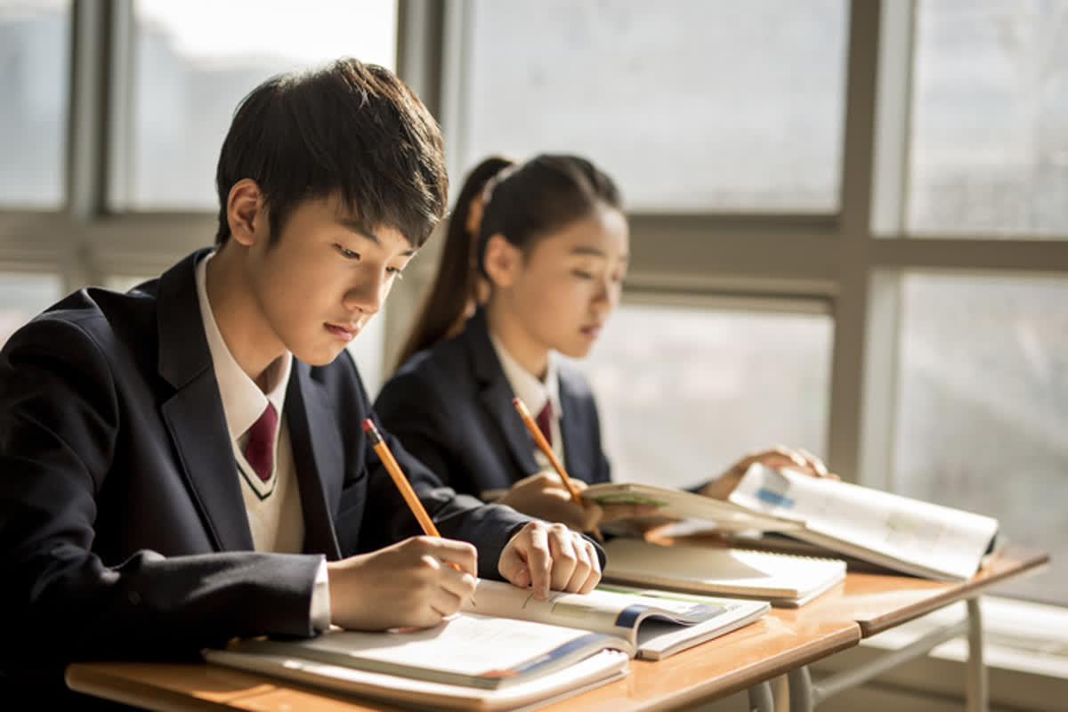 Корейский начало. Revise for an Exam. Tired South korean student. Korea pupils back. 6a korean students.