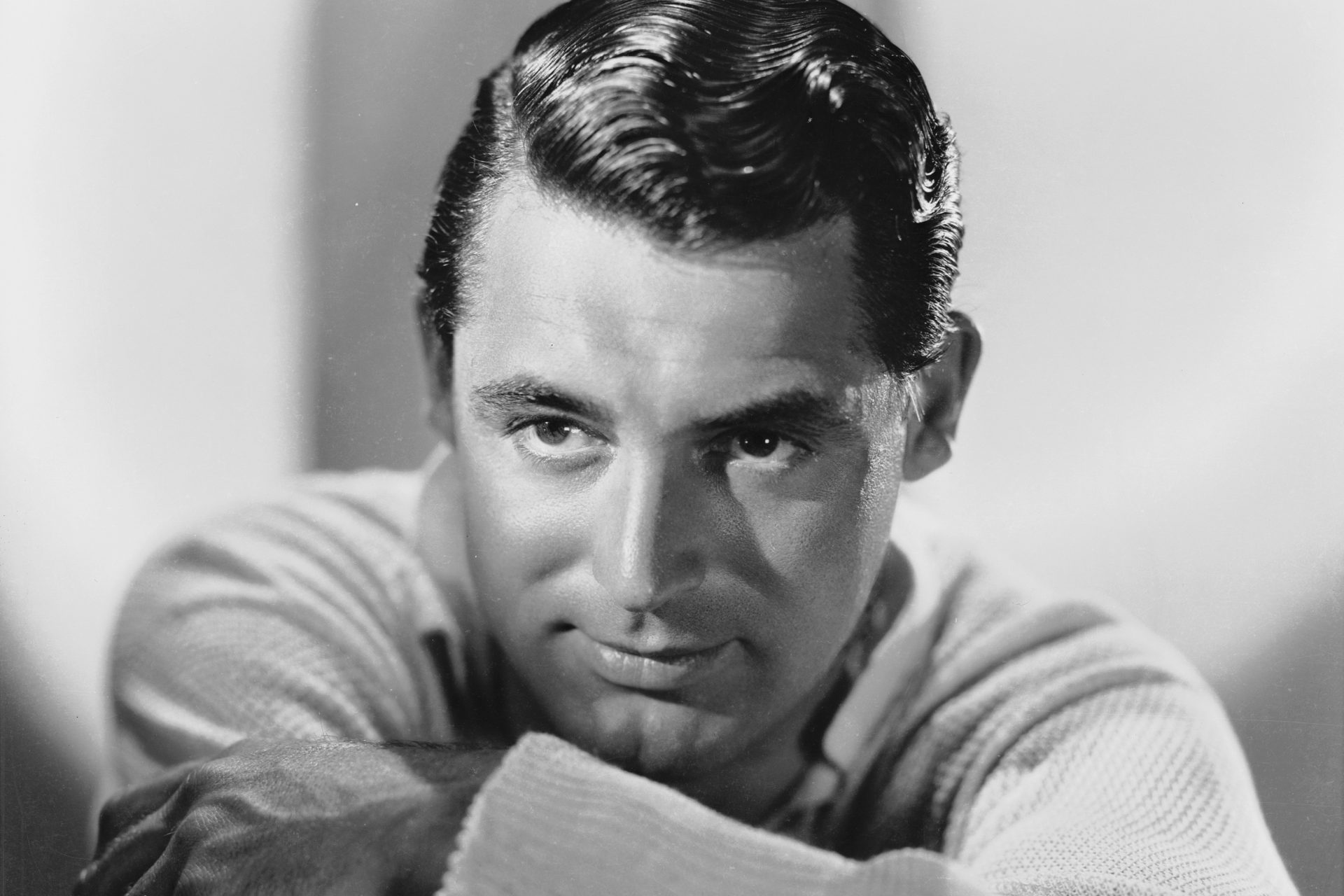 <p>Cary Grant, uno degli attori più carismatici di Hollywood, si ritirò dall'industria cinematografica nel 1966 all'età di 62 anni. Spostò la sua attenzione sulla crescita di sua figlia Jennifer. "Avrei potuto continuare a recitare e interpretare il nonno o il barbone, ma ho scoperto cose più importanti nella vita", ha detto, secondo una biografia.</p>
