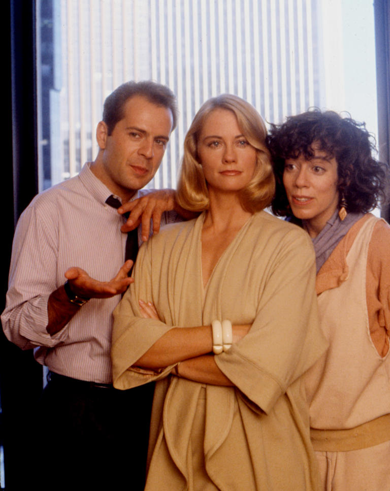 MOONLIGHTING, Bruce Willis, Cybill Shepherd, Allyce Beasley, Season 1 debut episode-The Pilot, March 3, 1985. (c)ABC. Courtesy: Everett Collection