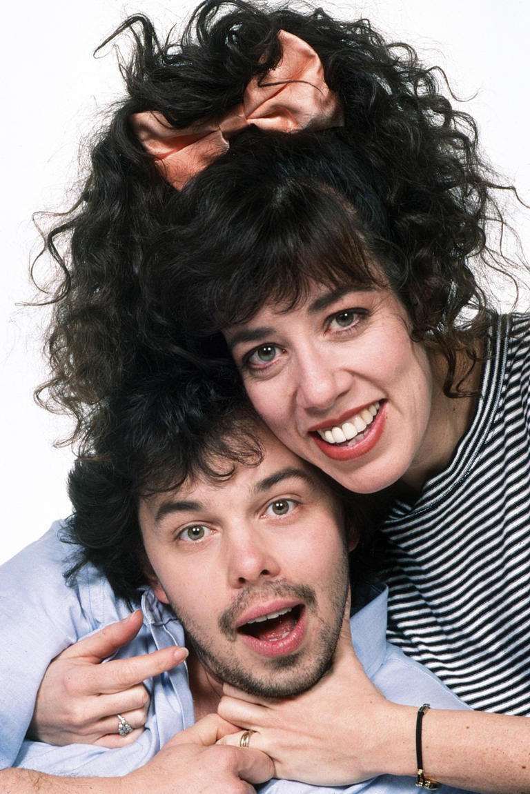 MOONLIGHTING, from left: Curtis Armstrong, Allyce Beasley, (1985), 1985-89. ph: Tony Costa/TV Guide/©ABC/Courtesy Everett Collection