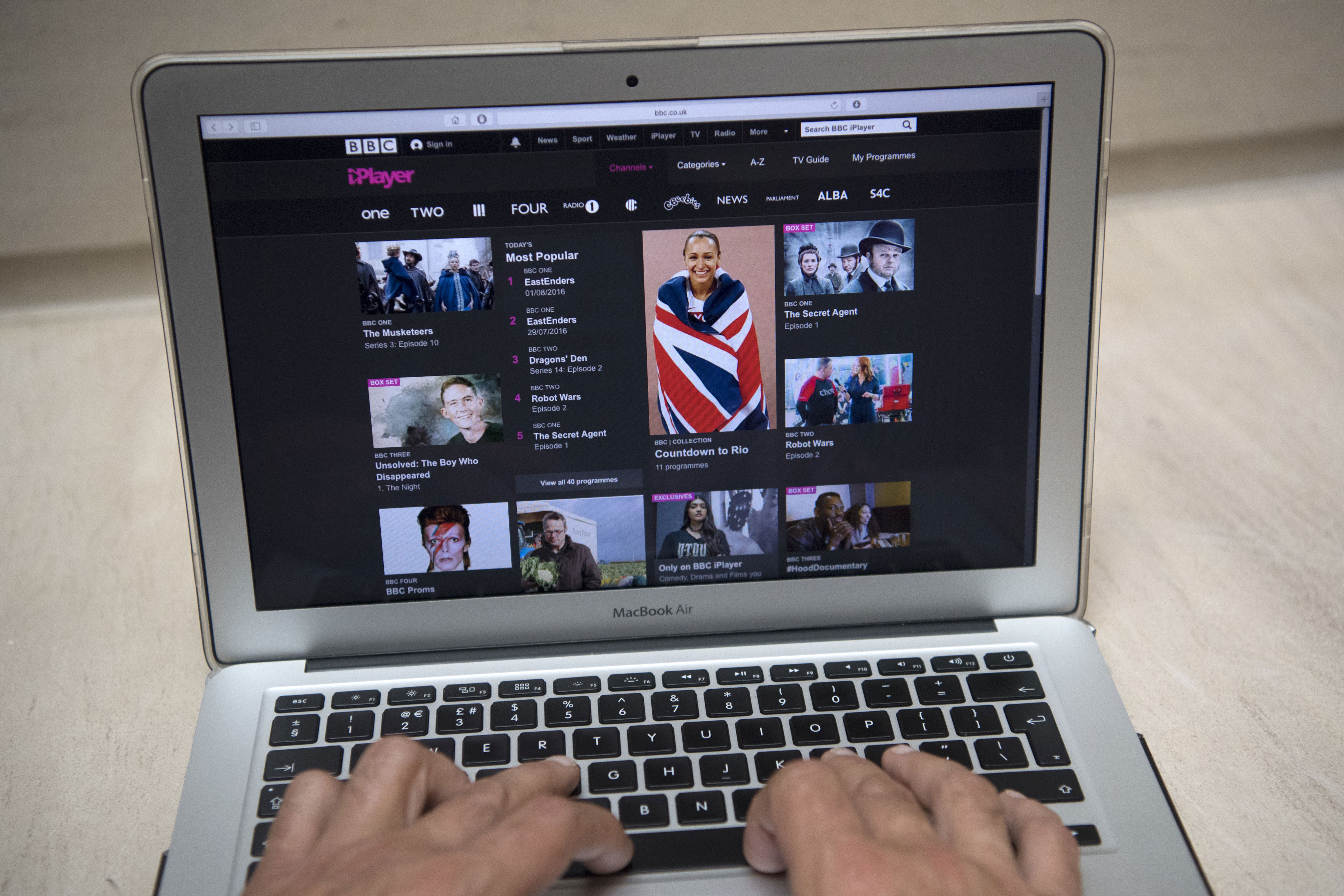 Налог на телевизор в англии. Bbc IPLAYER. Bbc only. TV License program photo.