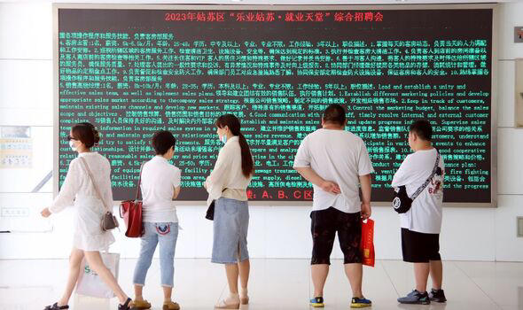 Las personas en China buscan listados de trabajo en medio de un desempleo juvenil récord.