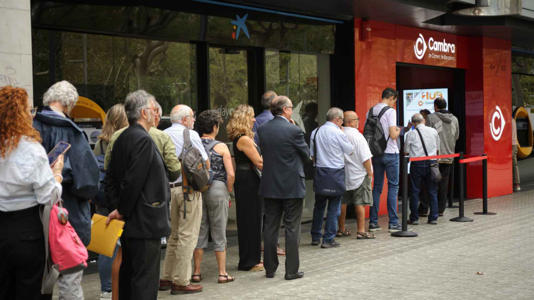 Varias personas hacen cola para votar en la Cámara de Comercio de Barcelona, el 20 de septiembre de 2023.