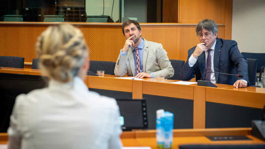 El líder de Junts Carles Puigdemont y Antoni Comín, escuchan a la vicepresidenta segunda del Gobierno, Yolanda Díaz, el pasado 4 de septiembre en el Parlamento europeo, en Bruselas (Bélgica).