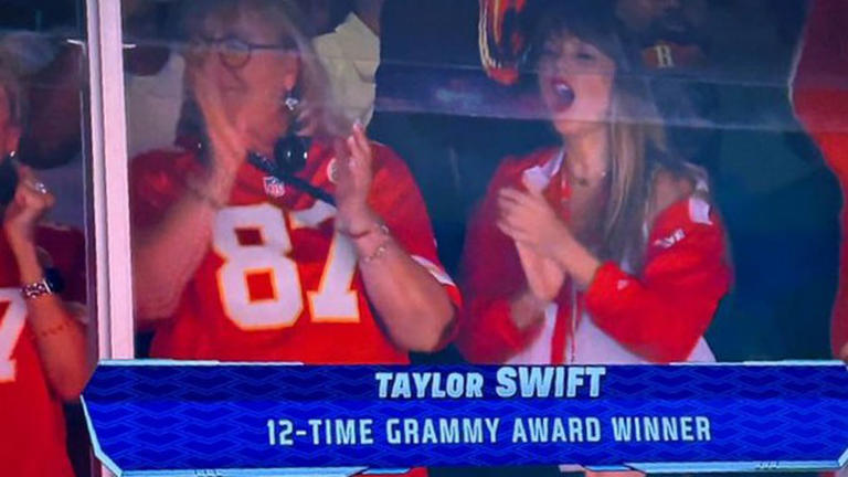 Taylor Swift is at Chiefs-Bears game with Travis Kelce’s mom