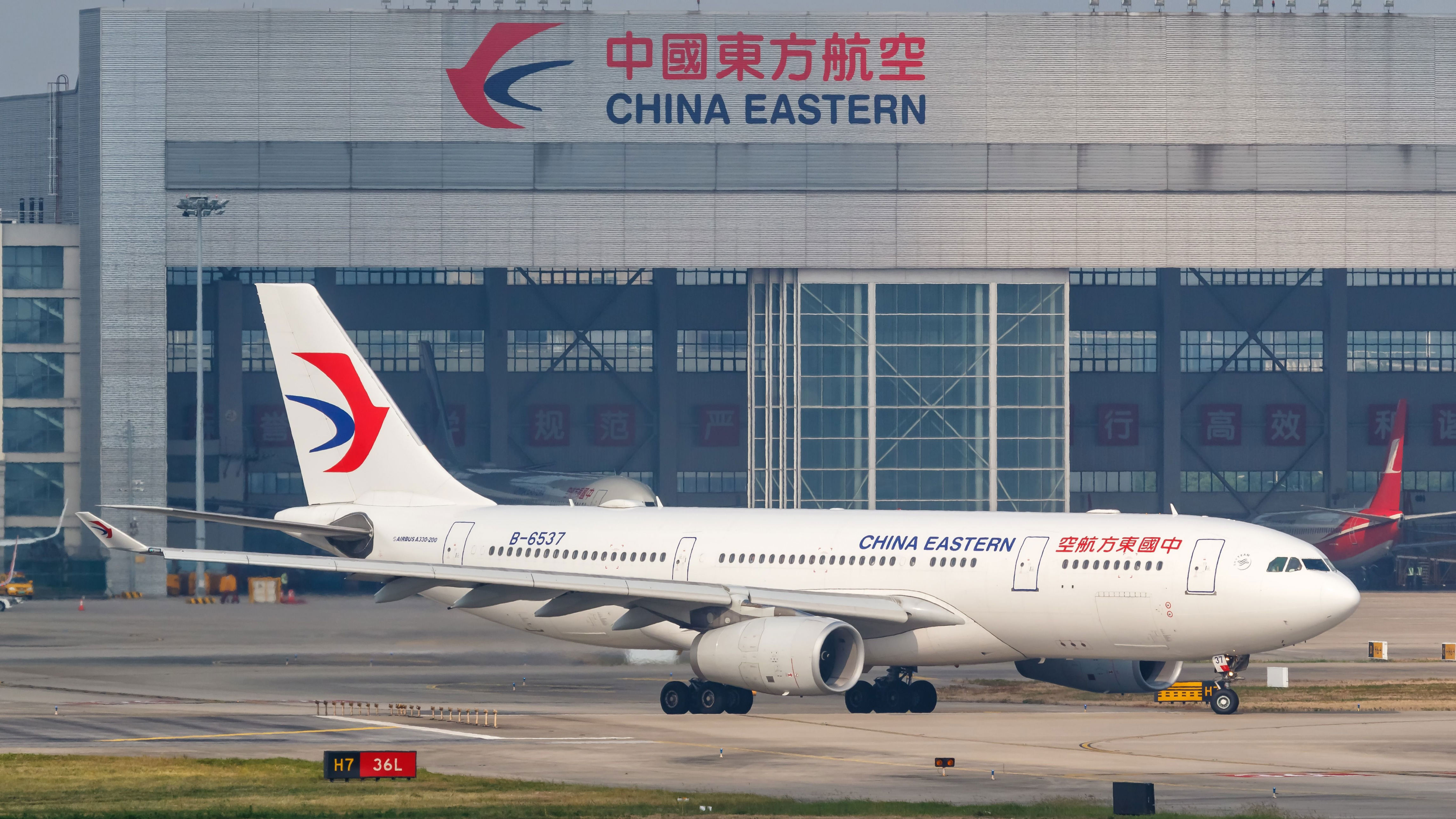 Рейсы в китай. A350 China Eastern. Шанхай с самолета. Airlines SR Китай. Самолет в аэропорту Шанхай.