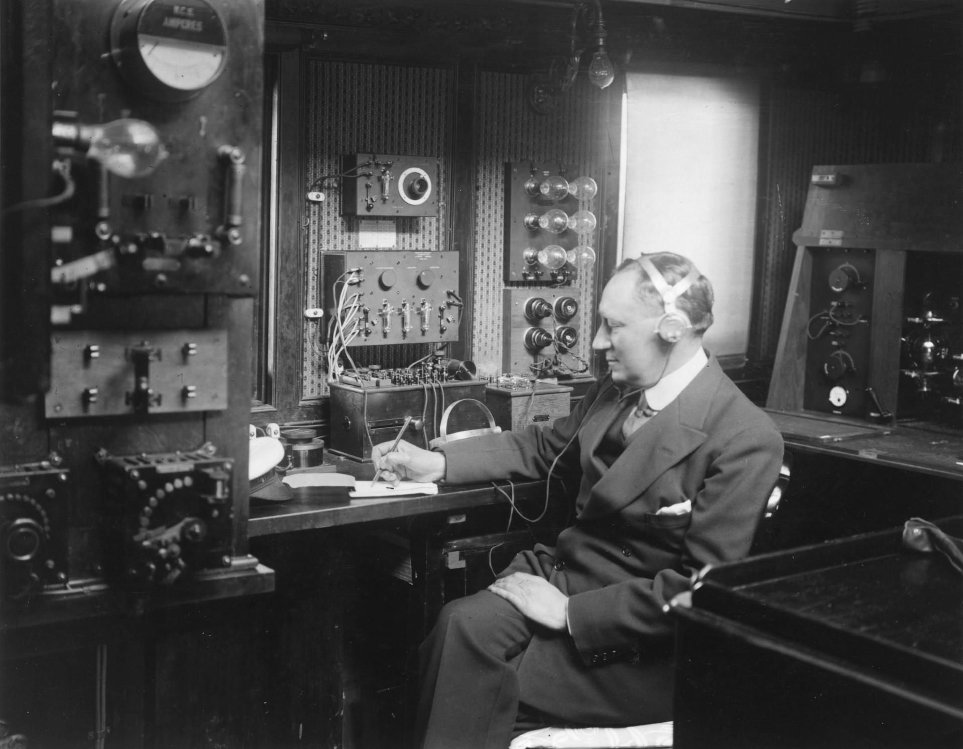 Радиостанции сроком. Гульельмо Маркони радио. Гульельмо Маркони 1901. Маркони ученый. Радиотелеграф Маркони.