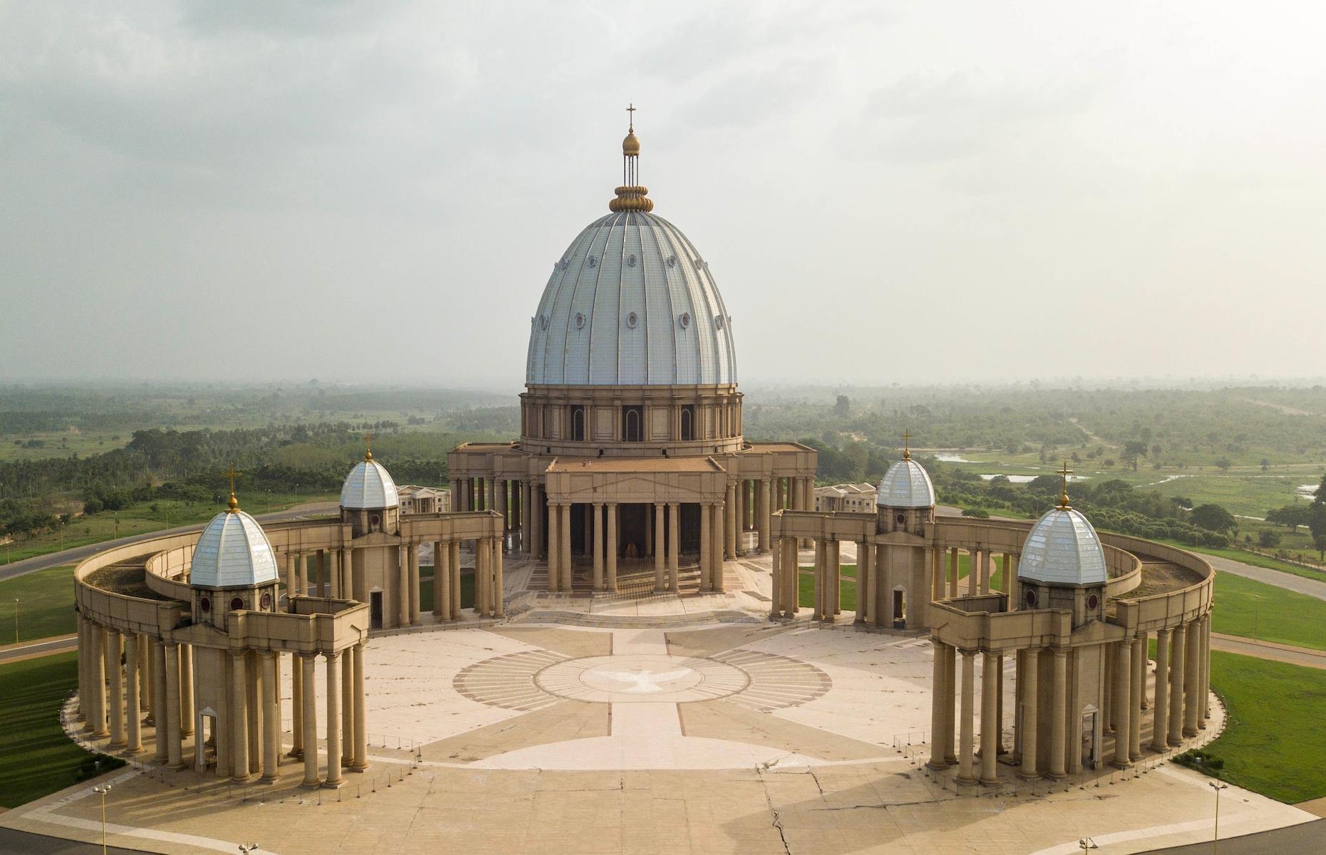 <p>This almighty structure is the Basilica of Our Lady of Peace of Yamoussoukro in the Ivory Coast and it’s the world's largest single church building of any denomination, according to the <em>Guinness Book of Records</em>. Built in the country’s administrative capital Yamoussoukro between 1986–89, the Catholic basilica’s sprawling exterior measures 322,291 square feet (30,000sqm). It has a capacity for 8,000 seated worshippers inside and can contain crowds of hundreds of thousands on its outside grounds. It was the passion project of then President Felix Houphouet-Boigny and was modeled on the Vatican City’s St Peters.</p>