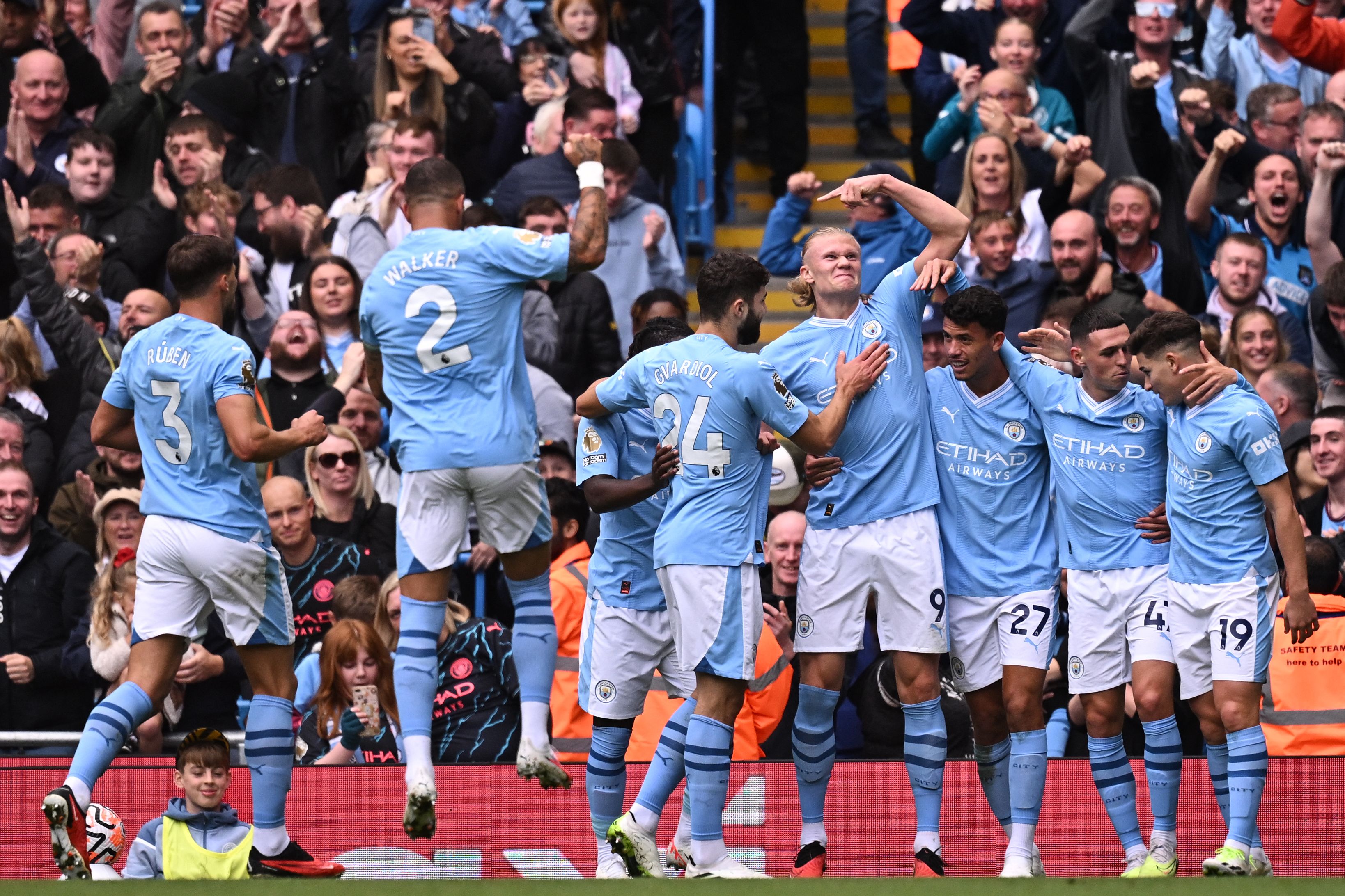 Лутон манчестер сити видео. Лутон Манчестер Сити. Ман Сити Вулверхэмптон. Manchester City vs Brighton photos.