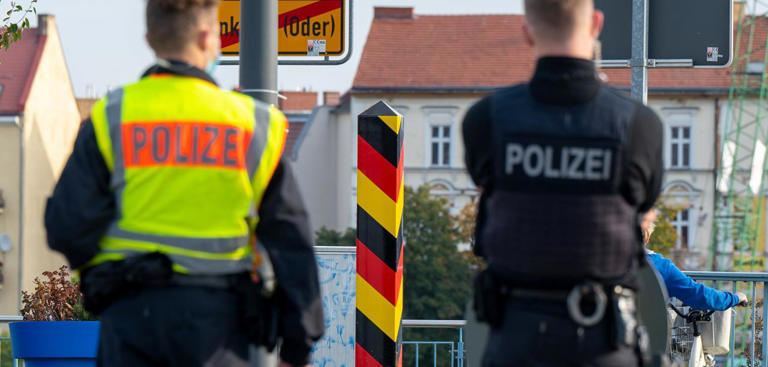 Frankfurt (Oder): Polizisten kontrollieren den Verkehr auf der Grenzbrücke zwischen Deutschland und Polen, um illegale Einreisen zu verhindern picture alliance/dpa/dpa-Zentralbild