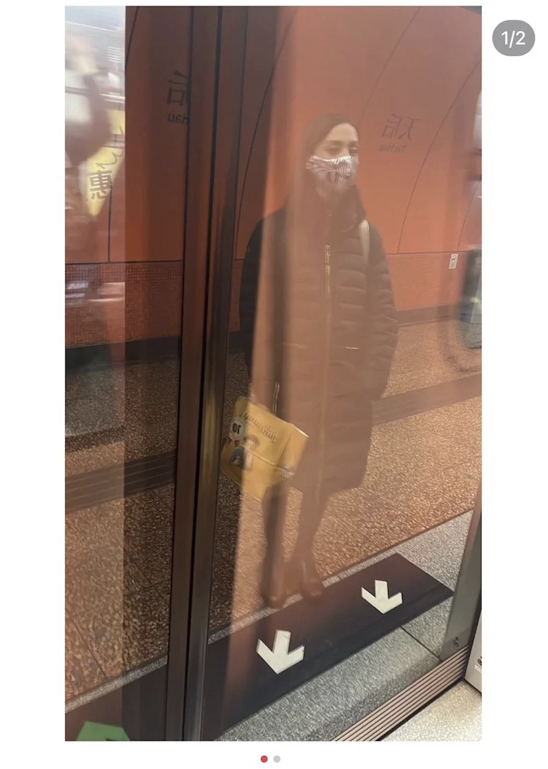 陳凱琳被拍到在月台等車。（翻攝小紅書）