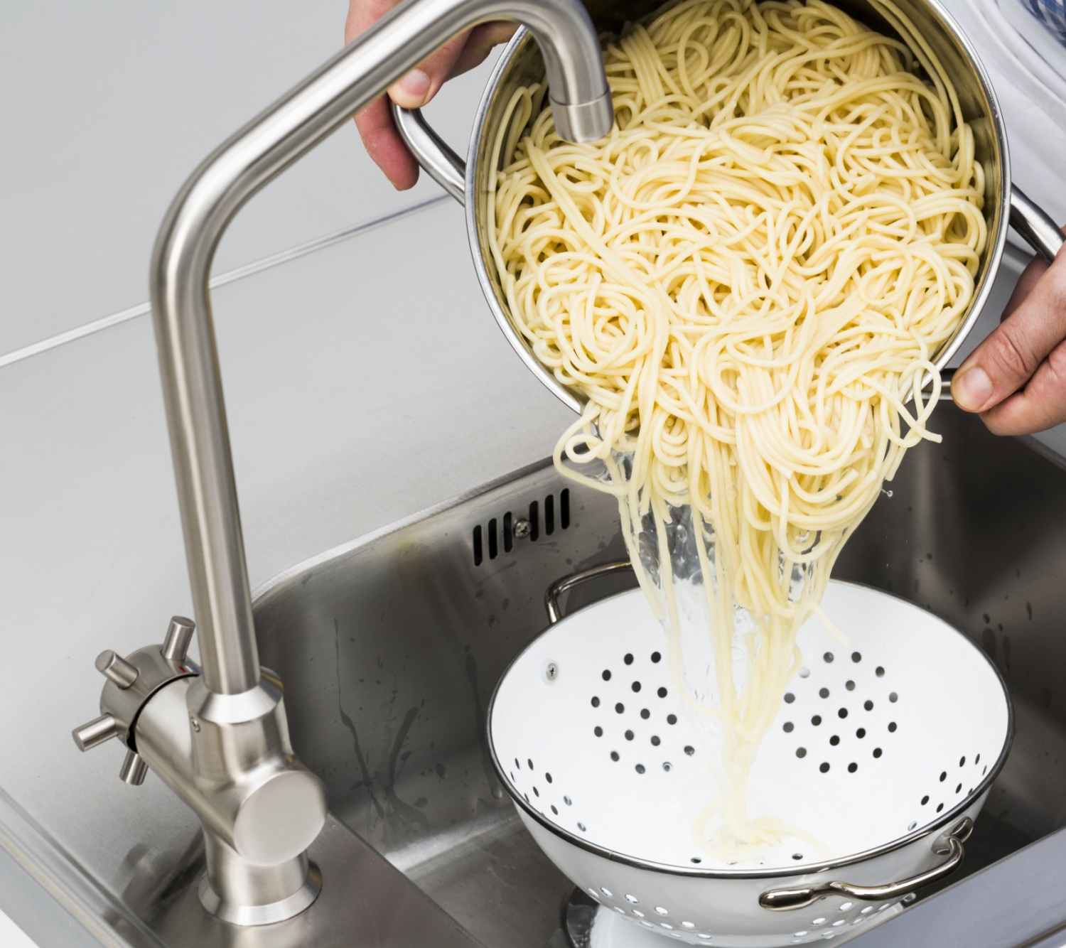 Промывать лапшу. Дуршлаг для макарон. Дуршлаг для спагетти. Сливаем макароны в дуршлаг. Дуршлаг для промывки спагетти.