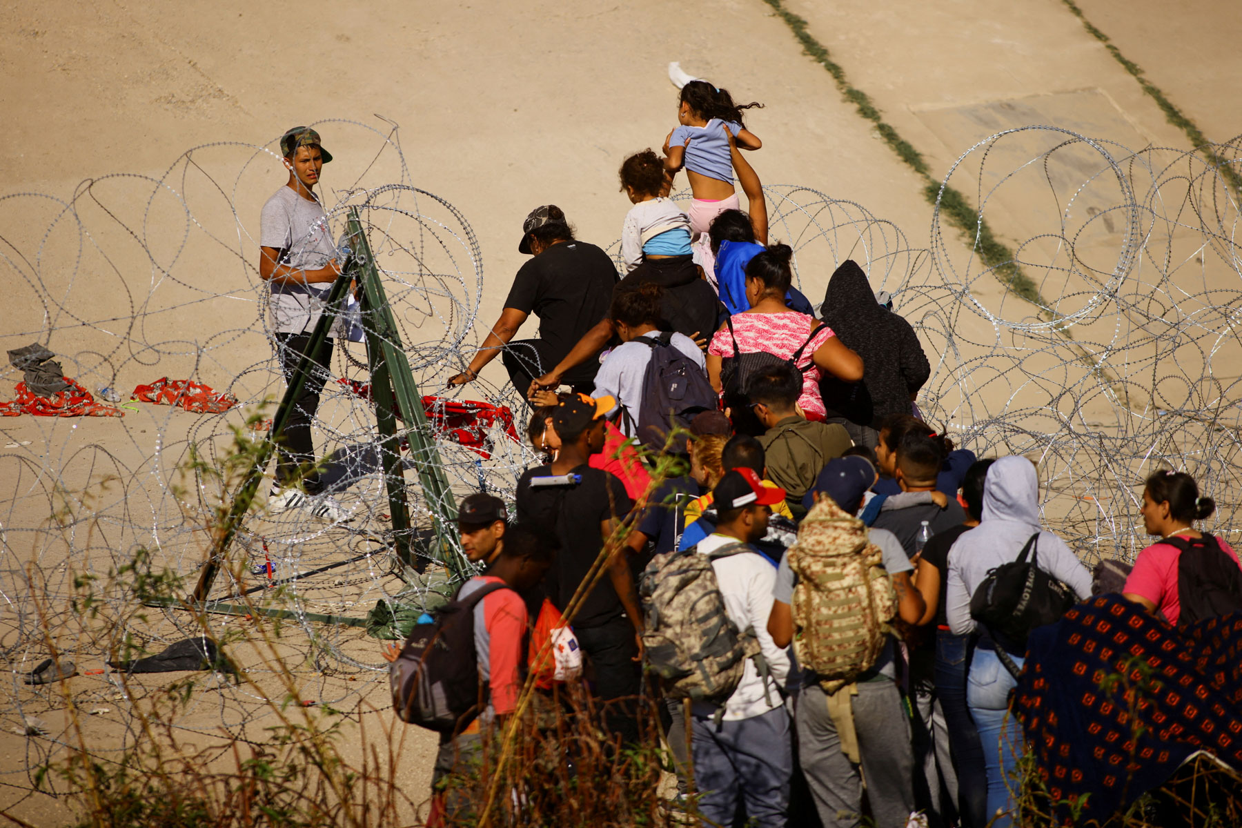 Почему мексиканцы бегут. Граница Мексики и США. Мигранты в Америке. Миграция фото.