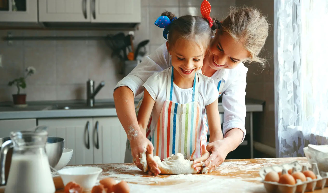 Мама с дочкой на кухне. Мама с дочкой печет. Дети пекут. Фотосессия на кухне детей с тестом. Мама с дочкой на кухне пекут.