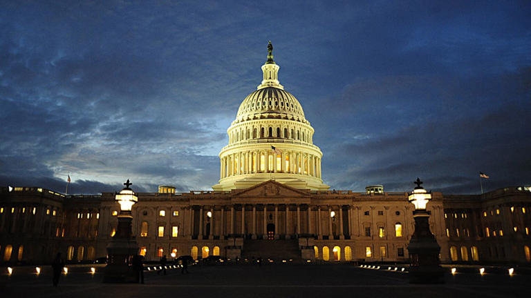 La cúpula del Capitolio de los Estados Unidos se ve al atardecer del 9 de diciembre de 2008 en Washington, DC.