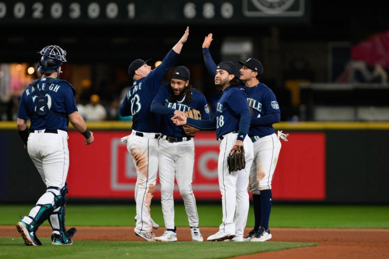 Astros, Mariners tangle in must-win game for both