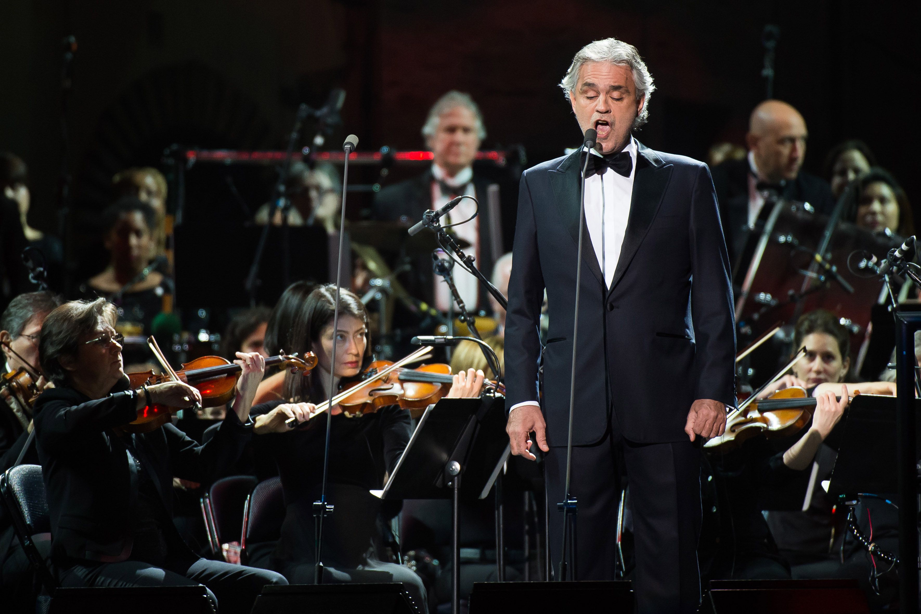 Бочелли вива перлей. Андреа Бочелли. Bocelli Андреа Бочелли. Слепой тенор Андреа Бочелли. Итальянский тенор Андреа Бочелли.