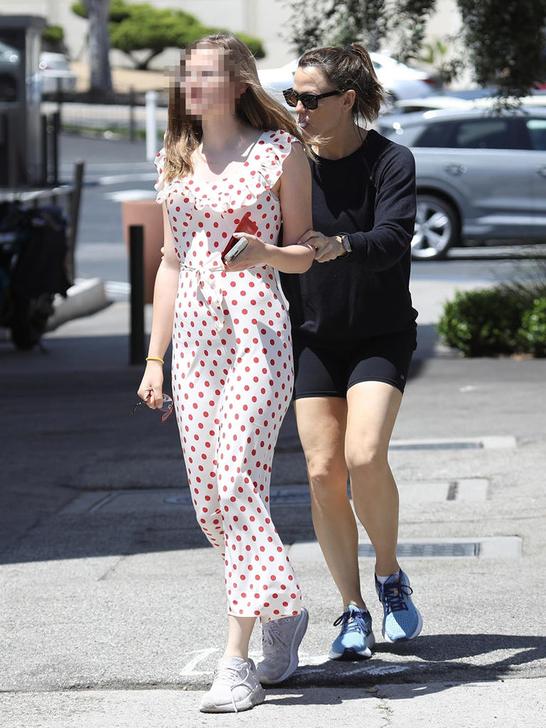 Jennifer Garner and her daughter Violet were seen smiling as they shopped in the Pacific Palisades on June 26, 2023. Violet, who was 17 at the time, towered over her famous mother. 