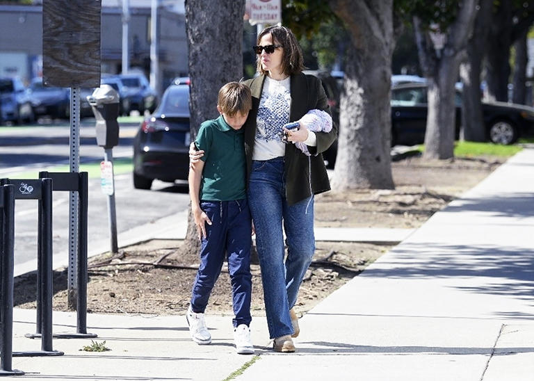 Actress and busy momma Jennifer Garner is seen taking her son Samuel to an after-school Art Class in Santa Monica, CA. She wore a white top and jeans. 