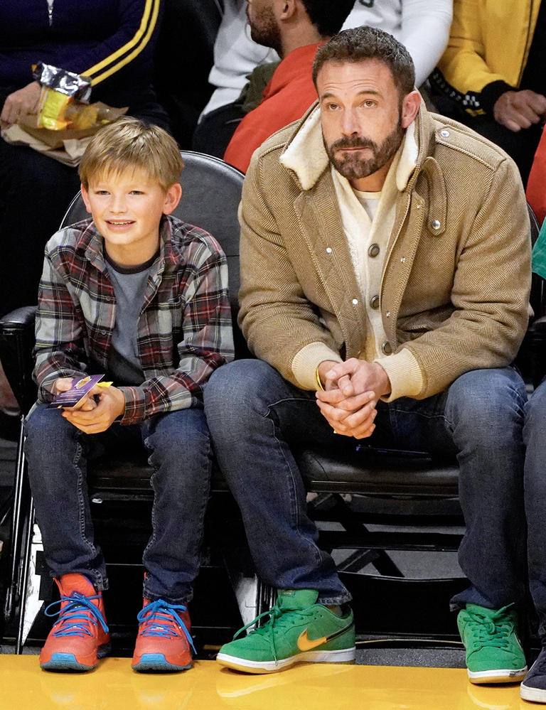 Ben Affleck and son Sam, 10, watched the LA Lakers play dad’s beloved Boston Celtics. Dad’s eyes were fixed on the action and Sam was all smiles.