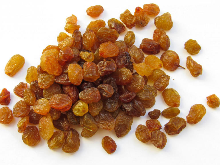 5 surprising health benefits of eating golden raisins instead of ...