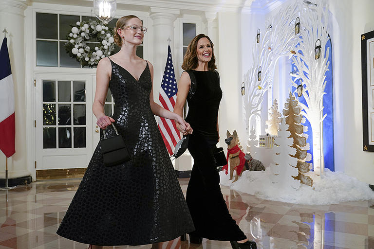 Jennifer Garner and daughter Violet Affleck were pure elegance at President Biden’s State Dinner with French President Emmanuel Macron at the White House in Washington D.C. on Dec. 1, 2022. They looked so honored to be there.