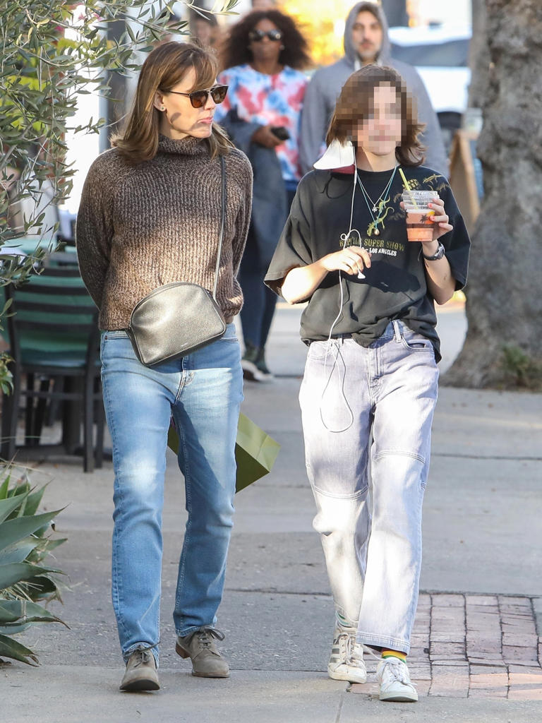 Jennifer Garner takes Seraphina shopping in California ahead of Christmas 2022. They both dressed down in jeans for the outing.