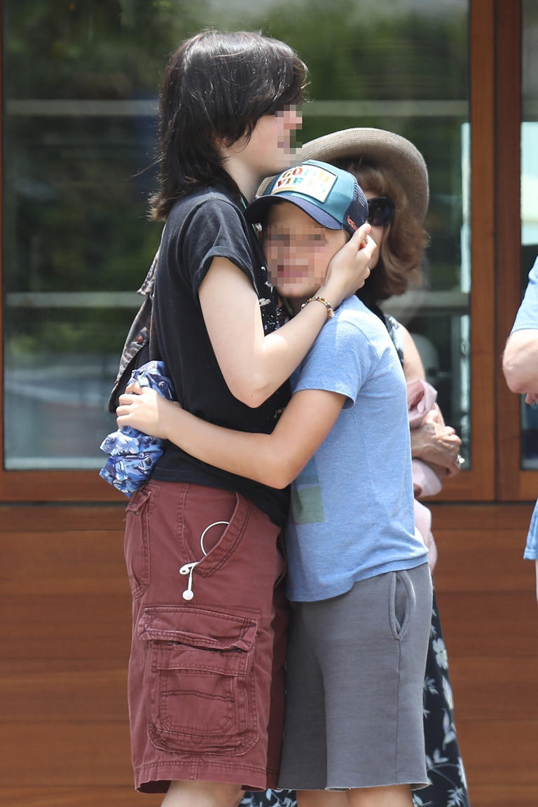 Jennifer Garner’s daughter Seraphina Affleck hugs her little brother Samuel Affleck at SoHo House in Malibu on July 23. Seraphina and Samuel’s older sister Violet Affleck was there, as well.