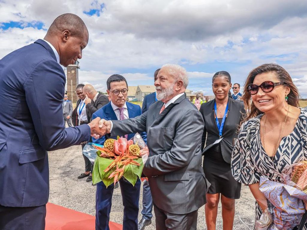 Apenas na África do Sul, foi desembolsado um valor de 78,2 mil dólares para alugar esses carros para Lula e seus acompanhantes, durante um período de dois dias e meio.