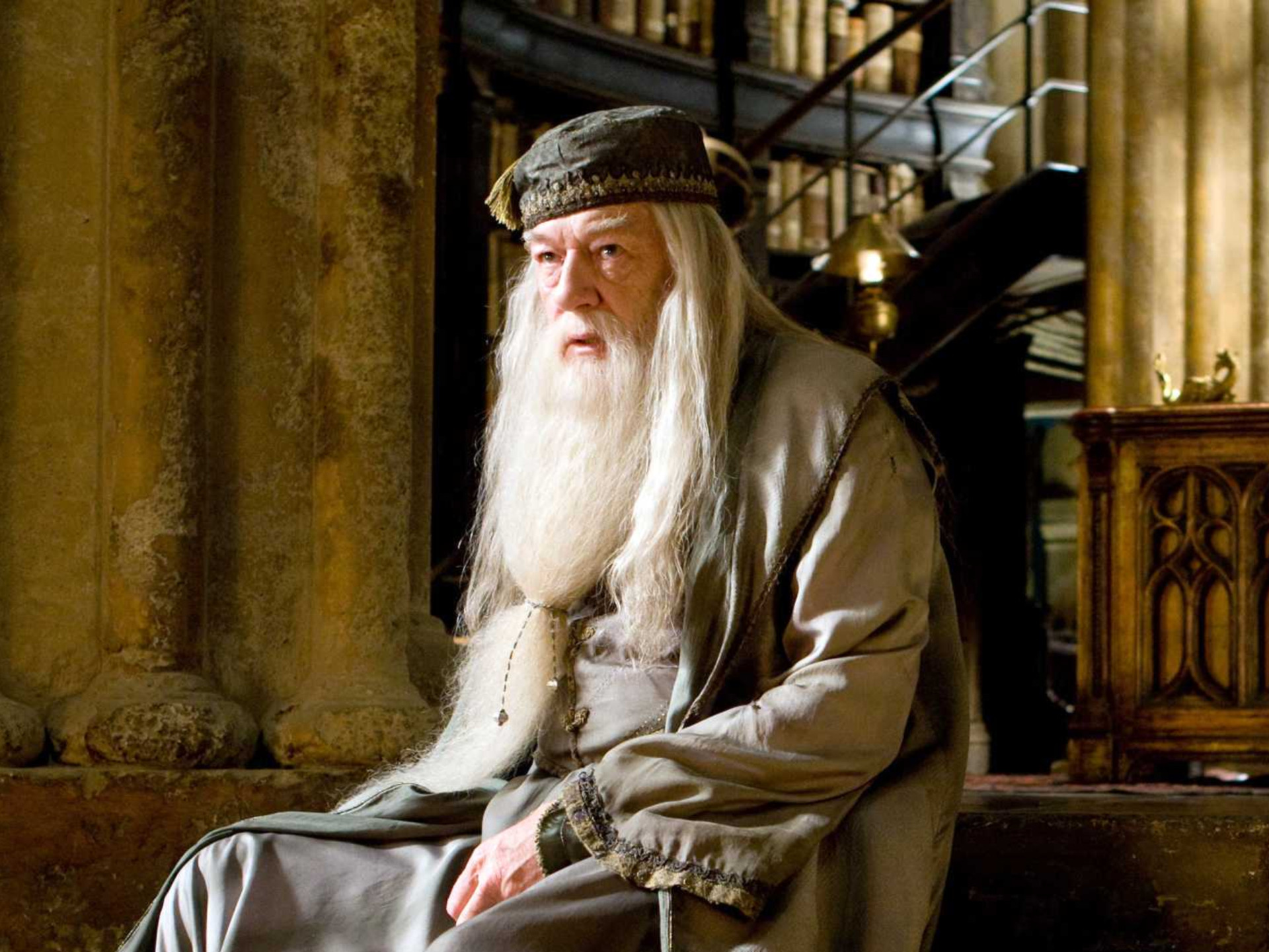 O também irlandês Michael Gambon acabou por assumir o papel do diretor da E...